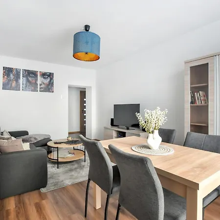 Point Apartment, Center Apartment *
