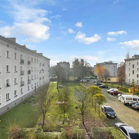 Point Apartment, Center