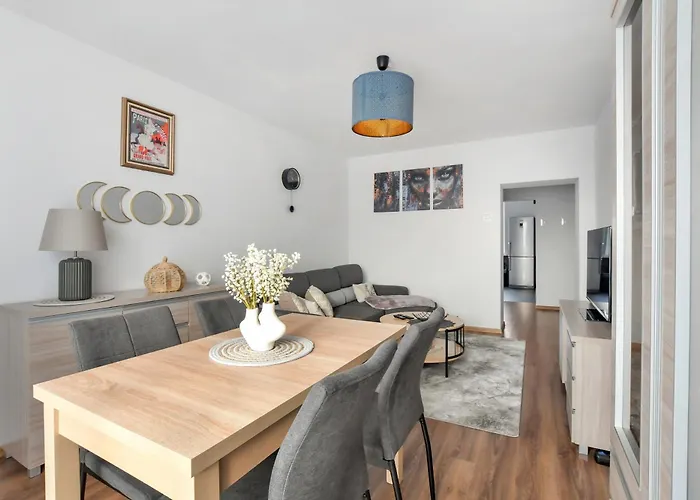 Point Apartment, Center Apartment