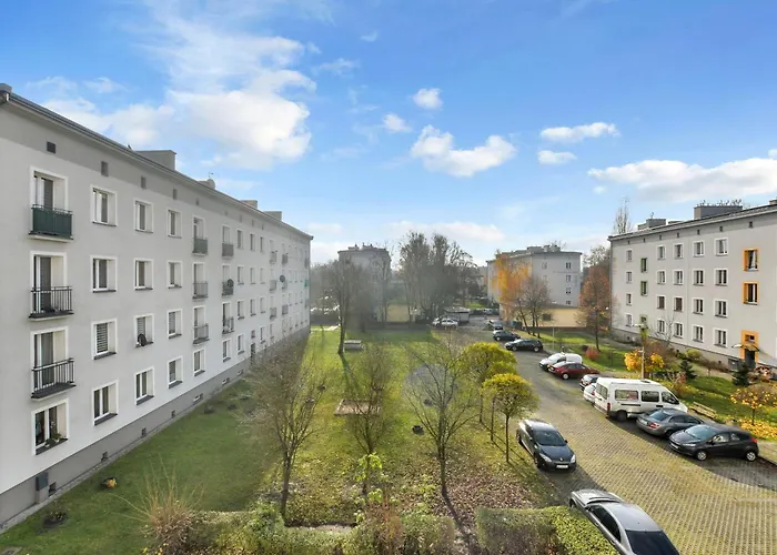 Point Apartment, Center